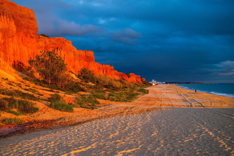 Svake godine privlači more turista: Ovo mesto u Portugalu je poznato po zlatnim plažama, dramatičnim liticama i nestvarnim prizorima
