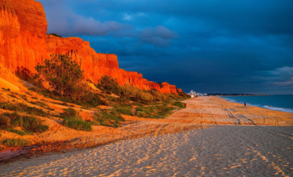 Svake godine privlači more turista: Ovo mesto u Portugalu je poznato po zlatnim plažama, dramatičnim liticama i nestvarnim prizorima