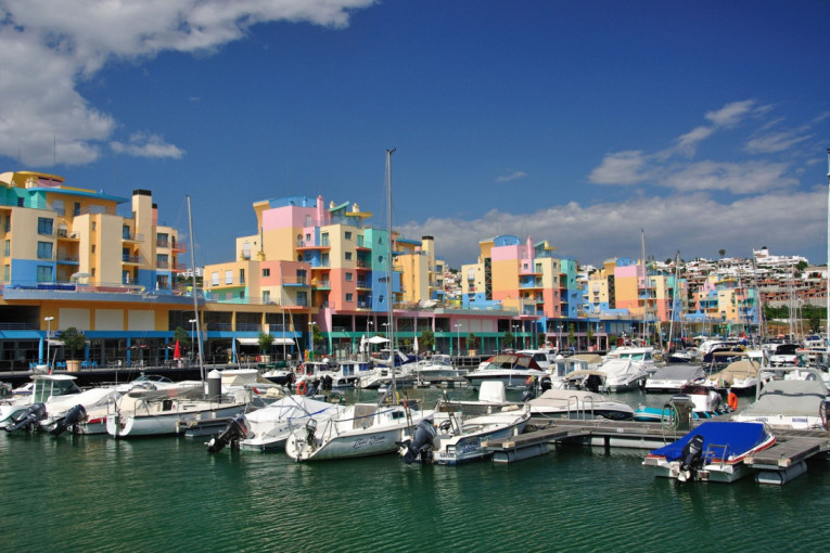 Svake godine privlači more turista: Ovo mesto u Portugalu je poznato po zlatnim plažama, dramatičnim liticama i nestvarnim prizorima