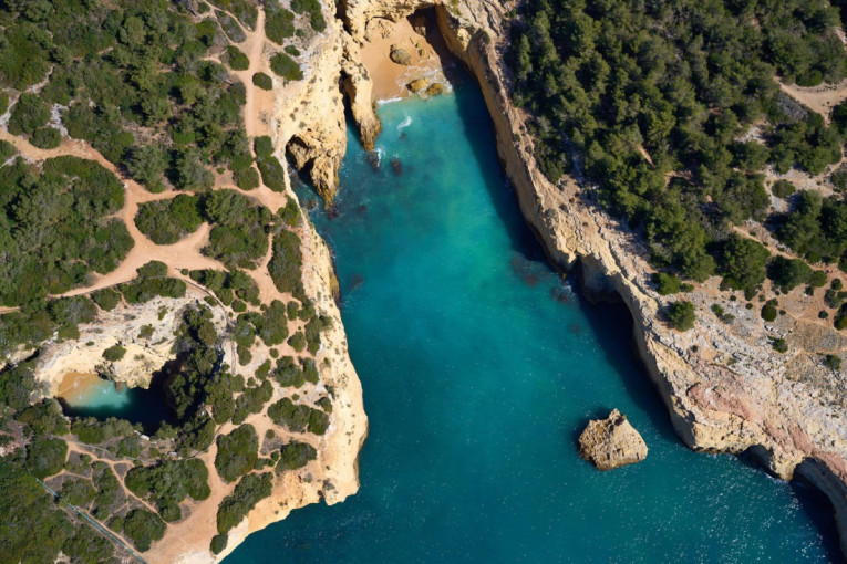 Svake godine privlači more turista: Ovo mesto u Portugalu je poznato po zlatnim plažama, dramatičnim liticama i nestvarnim prizorima