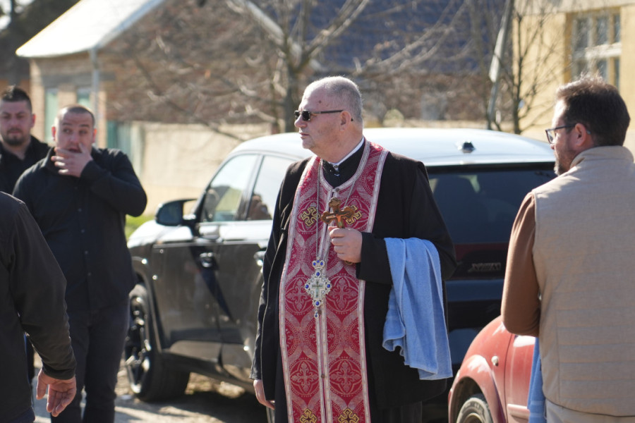 Razlog zašto je Darko Lazić stavio plave peškire na sanduk brata Dragana: Tužna simbolika (FOTO)