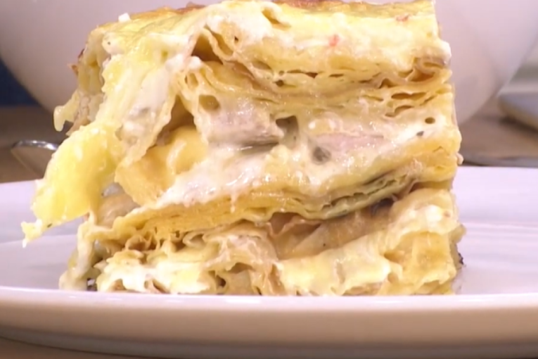 Recept dana: Mlinci sa sočnom ćuretinom u sosu od pavlake i kačkavalja se tope u ustima