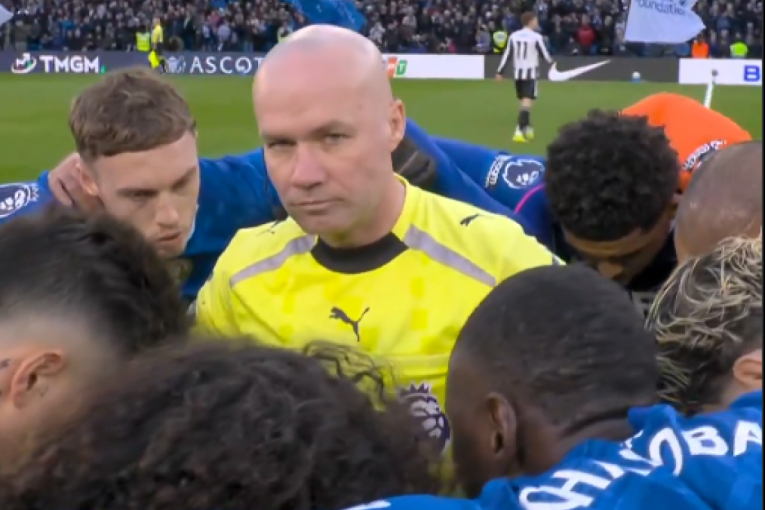 Najbizarnija scena u Premijer ligi ove sezone: Fudbaleri Čelsija "kidnapovali" sudiju (VIDEO)