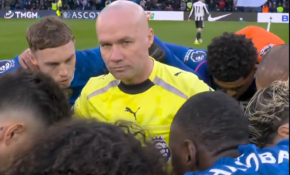 Najbizarnija scena u Premijer ligi ove sezone: Fudbaleri Čelsija "kidnapovali" sudiju (VIDEO)