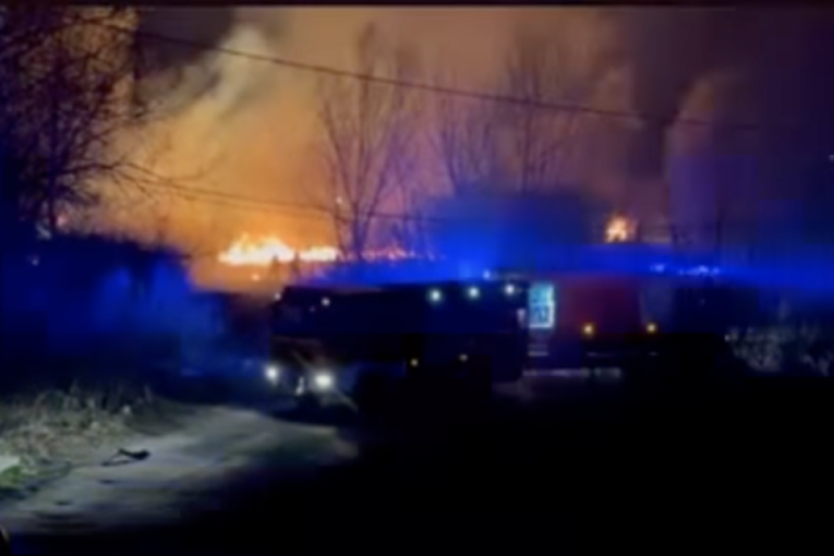 Veliki požar u Bloku 45: Vatrogasci se bore sa vatrenom stihijom (VIDEO)