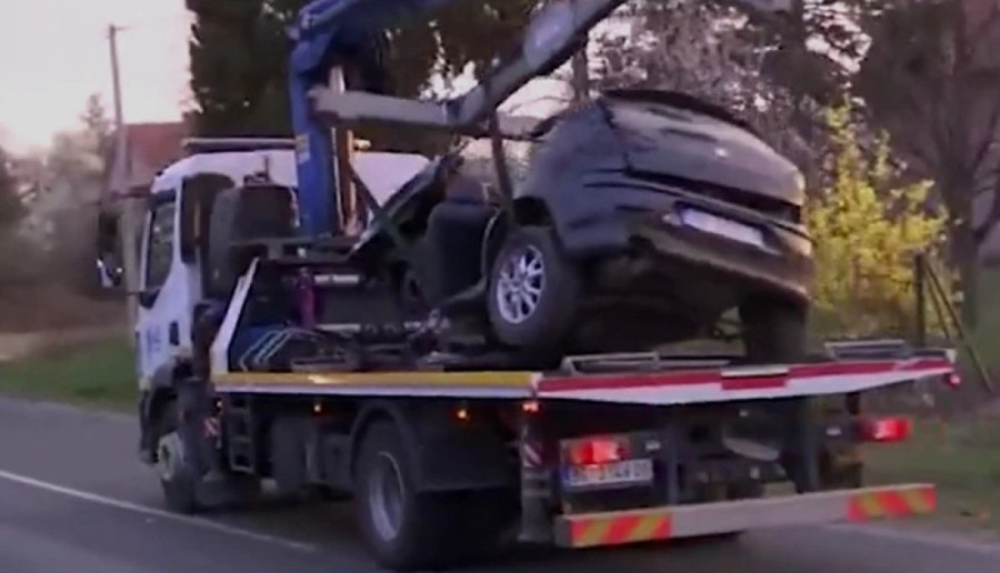 Horor na auto-putu! Automobil se zakucao u ogradu i metalni stub, vozač poginuo!