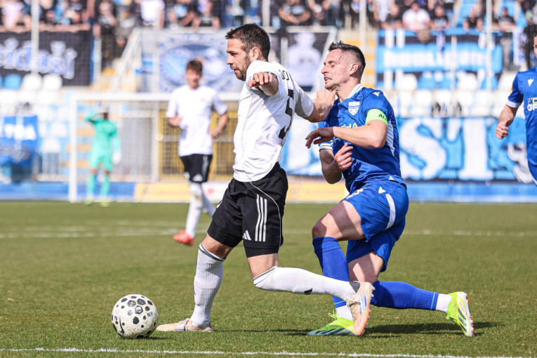 Uzbuna u Bajernu: Povređena sva 4 golmana, i svi sada gledaju u 16-godišnjaka (FOTO)