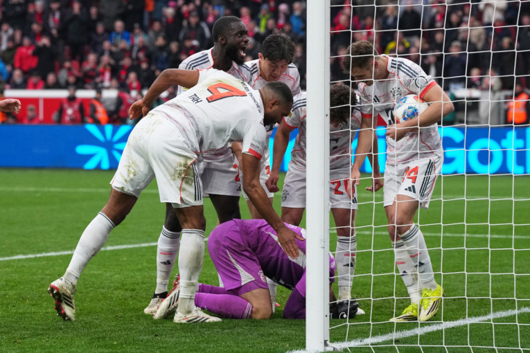 Uzbuna u Bajernu: Povređena sva 4 golmana, i svi sada gledaju u 16-godišnjaka (FOTO)