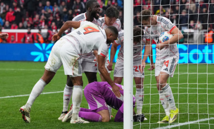 Uzbuna u Bajernu: Povređena sva 4 golmana, i svi sada gledaju u 16-godišnjaka (FOTO)