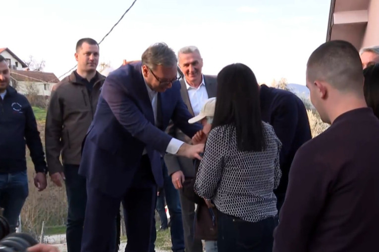 Predsednik Vučić u Bajinoj bašti: Stigao u posetu porodici Knežević (FOTO/VIDEO)