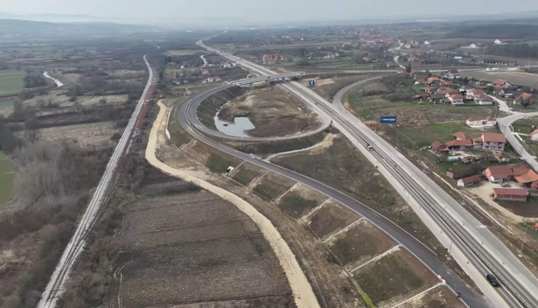 Vučića ugostila porodica Knežević u Bajinoj Bašti čiji sin boluje od retke bolesti: Ulažemo stotine miliona evra u inovativne lekove (VIDEO)