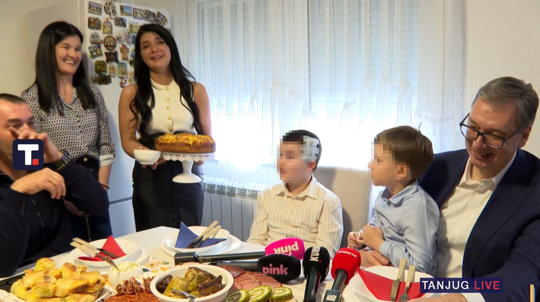 Bruka blokadera u Boru: Student iz Novog Sada drži govor o "našem mestu"