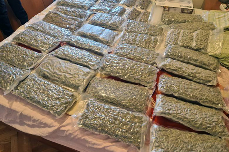 Marlboro, maramice i lisice: Pogledajte kako je osumnjičena četvorka postojena pred policijom (FOTO/VIDEO)