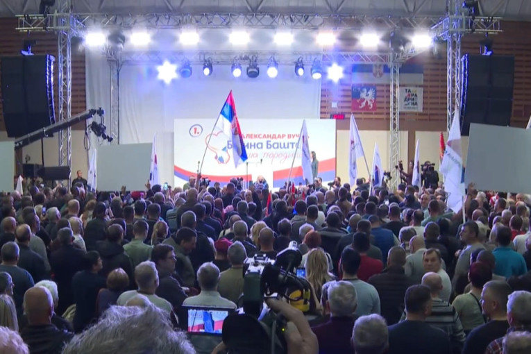 Predsednik Vučić u Bajinoj bašti: Veliki broj ljudi na skupu, svi čekaju njegovo obraćanje (FOTO/VIDEO)