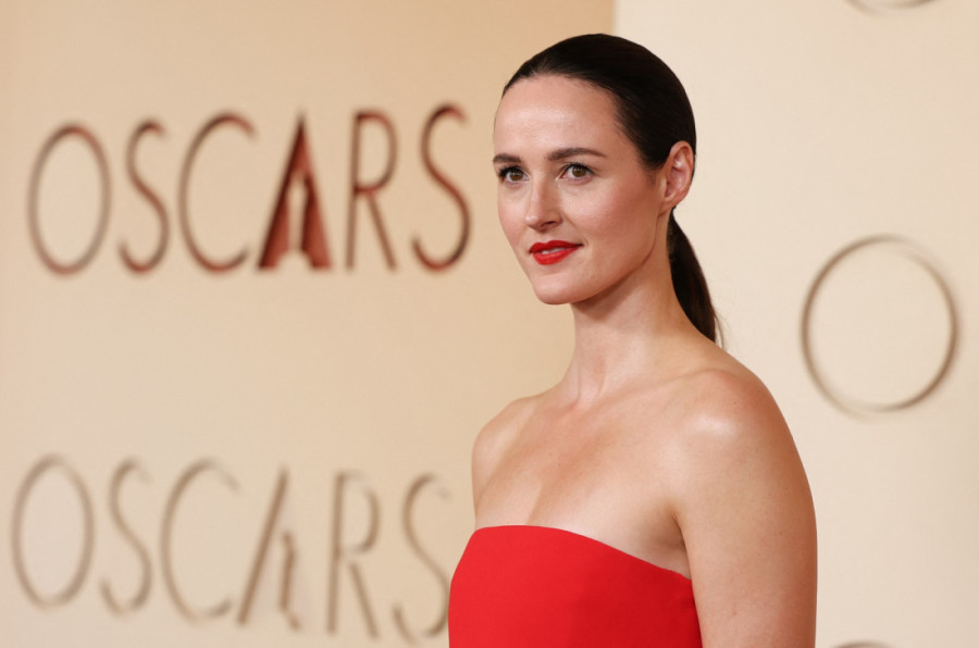 Suze pred dodelu Oskara: Renate Reinsve među prvima stigla na crveni tepih i otkrila zašto je plakala (FOTO/VIDEO)