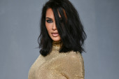 Kim Kardašijan šokirala izgledom na Vanity Fair Oskar žurki: Ekstremna šminka i zlatna haljina ukrale svu pažnju (FOTO)