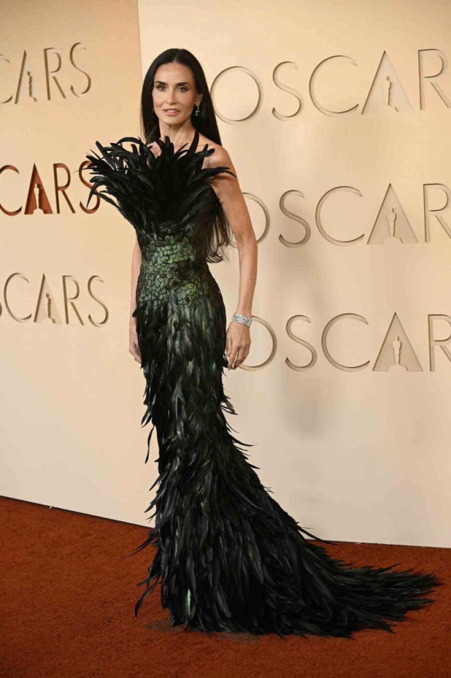 Demi Mur ponela spektakularnu haljinu sa perjem koju svi komentarišu: Nekima je vrh, dok je drugima to previše noja! (FOTO)