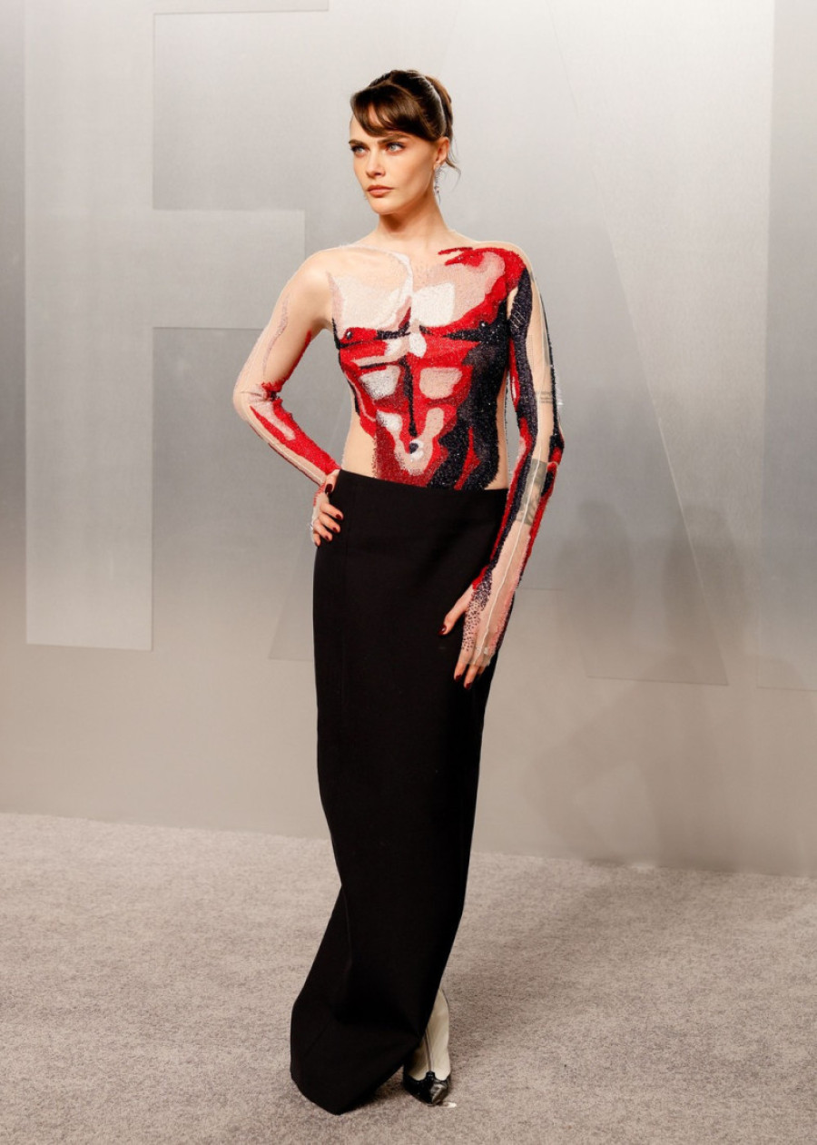 E, ovo je stvarno ludo! Kara Delevinj u „mišić haljini“ je pobednica u kategoriji najčudnijih modnih izdanja (FOTO)