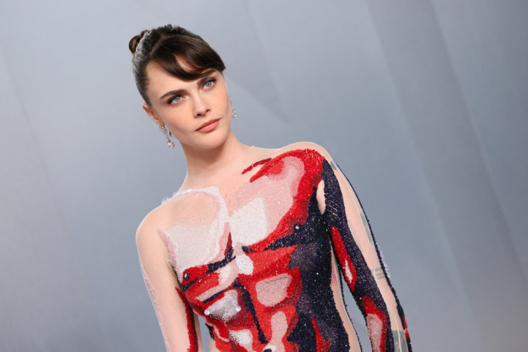 E, ovo je stvarno ludo! Kara Delevinj u „mišić haljini“ je pobednica u kategoriji najčudnijih modnih izdanja (FOTO)