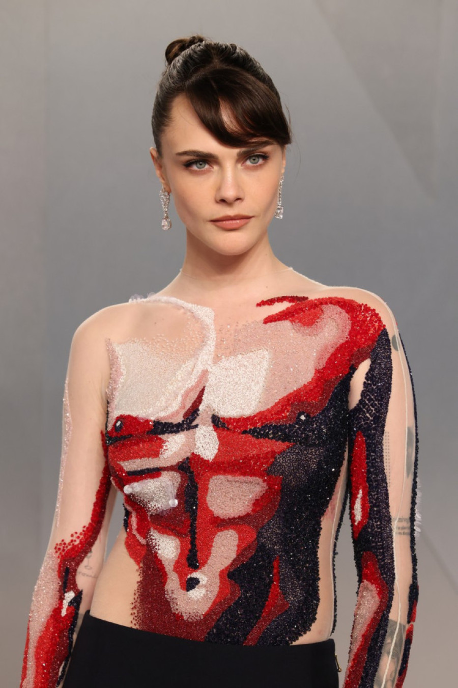 E, ovo je stvarno ludo! Kara Delevinj u „mišić haljini“ je pobednica u kategoriji najčudnijih modnih izdanja (FOTO)