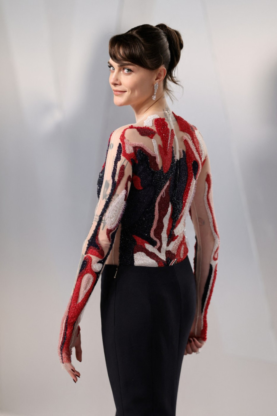 E, ovo je stvarno ludo! Kara Delevinj u „mišić haljini“ je pobednica u kategoriji najčudnijih modnih izdanja (FOTO)