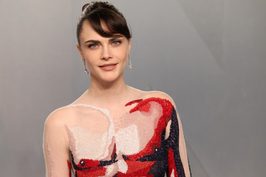 E, ovo je stvarno ludo! Kara Delevinj u „mišić haljini“ je pobednica u kategoriji najčudnijih modnih izdanja (FOTO)