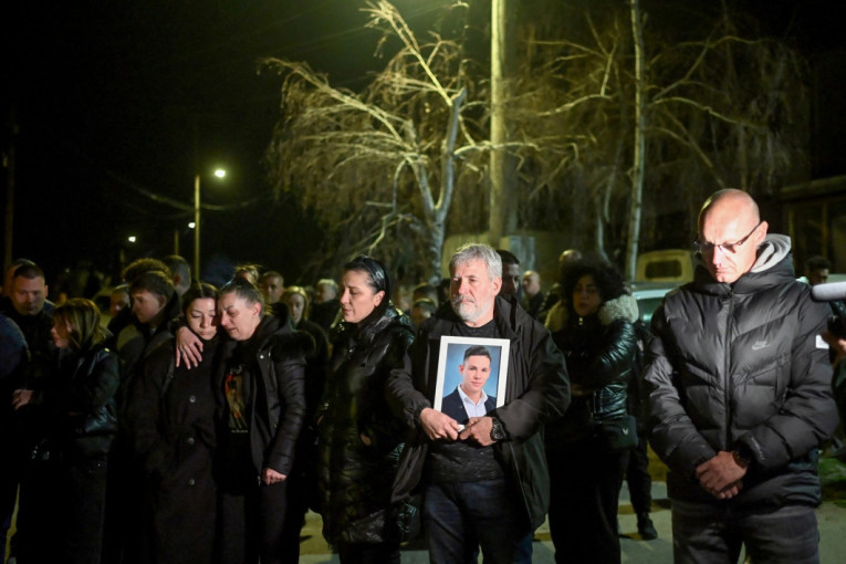 Godinu dana od tragedije u Kočanima: Sećanje na 63 žrtve požara u diskoteci "Puls" (FOTO)