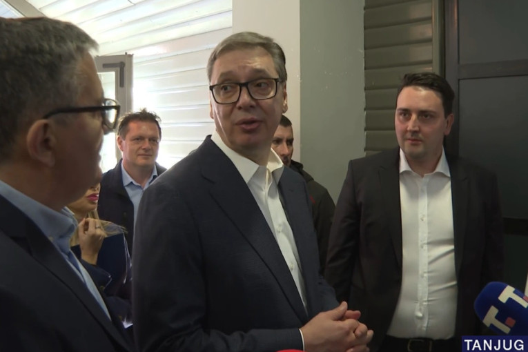 Vučić u Sevojnu: Predsednik obilazi porodičnu kompaniju "Bobi-Stef" (FOTO/VIDEO)