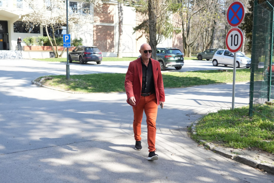 Haos ispred Granda! Mili se zaleteo kolima na Kebu, pevač počeo da viče!