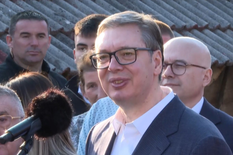 Vučić u Kotraži: Predsednika dočekali brojni građani (FOTO/VIDEO)