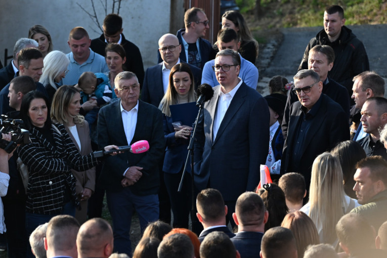Vučić u Kotraži: Sačuvaćemo i mir i stabilnost, nastavićemo da ulažemo, da povećavamo plate i penzije (FOTO/VIDEO)