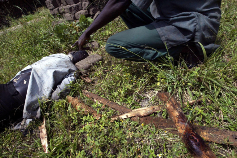 Jeziva tragedija u Africi šokirala je svet pre 26 godina: Sekta obećala spasenje pa sledbenike odvela u smrt (UZNEMIRUJUĆE FOTOGRAFIJE)