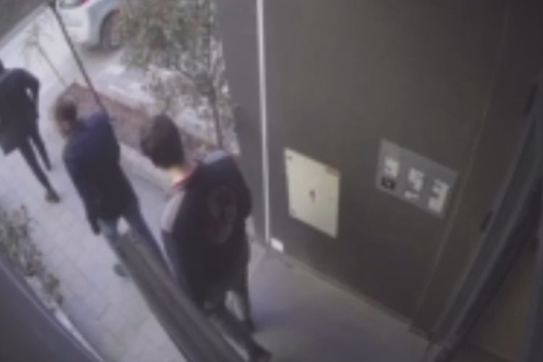 Da li su ovo osumnjičeni za svirepo ubistvo u Čačku: Policija pregleda sigurnosne snimke - čekićem po glavi do smrti udaran muškarac (VIDEO)