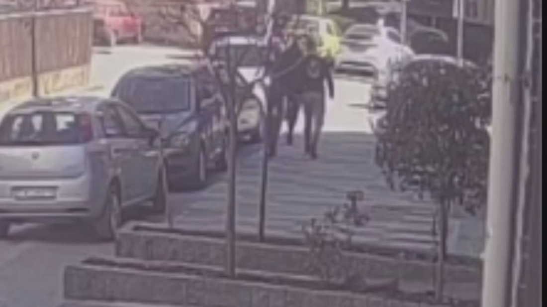 Da li su ovo osumnjičeni za svirepo ubistvo u Čačku: Policija pregleda sigurnosne snimke - čekićem po glavi do smrti udaran muškarac (VIDEO)