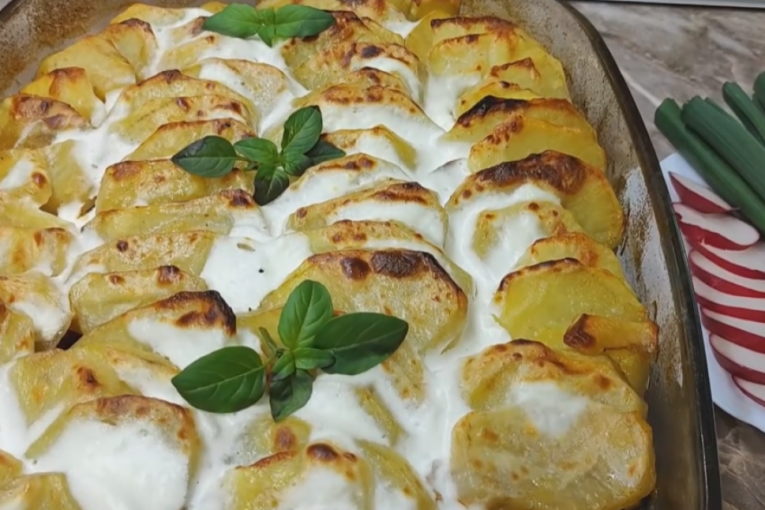 Recept dana: Zapečeni krompir sa šampinjonima je zasitno i zdravo jelo, odlično za večeru ili laganiji ručak