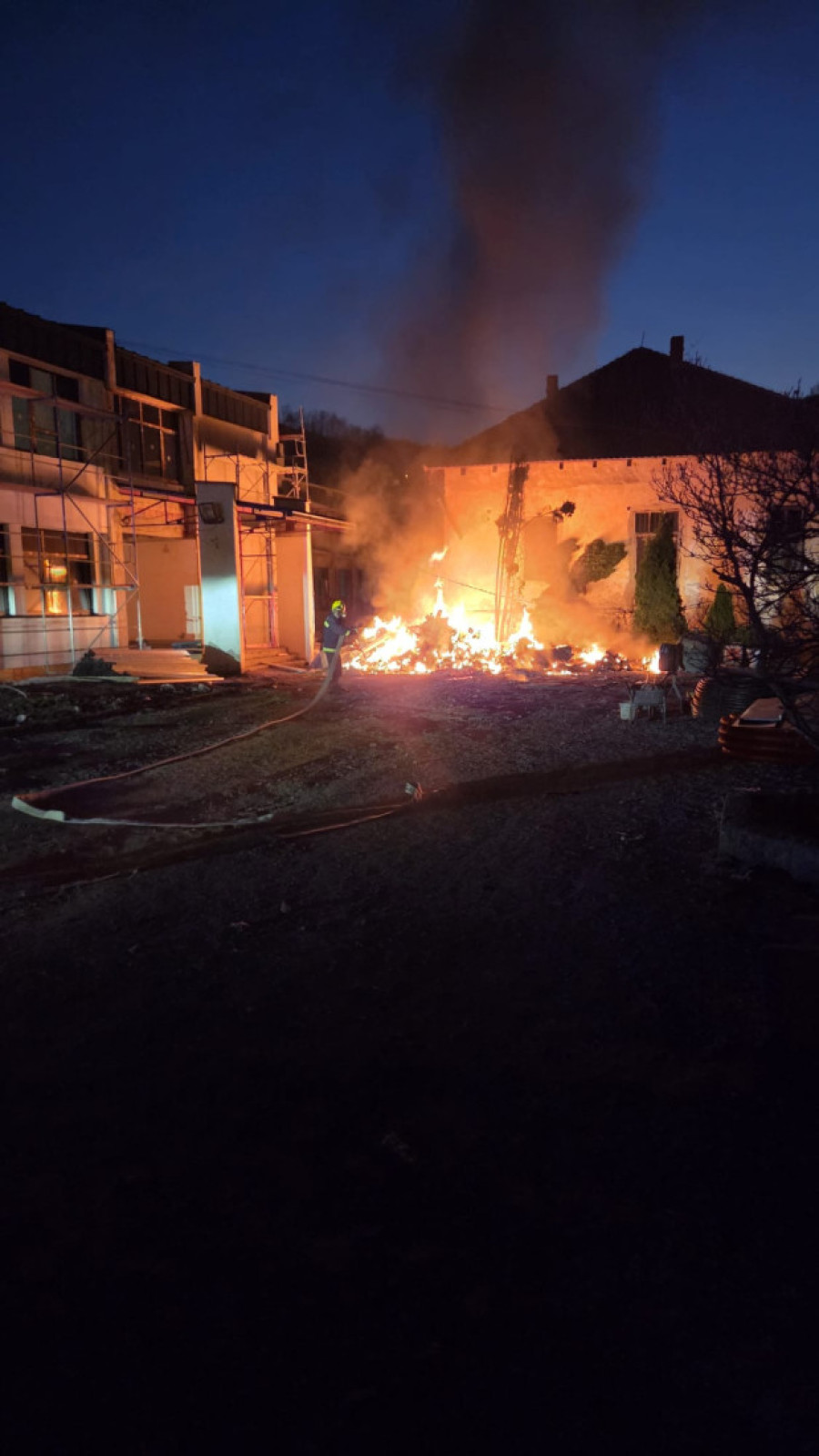 Haos u Kosjeriću: Požar izbio u školi - sumnja se da je vatra namerno podmetnuta! (FOTO)