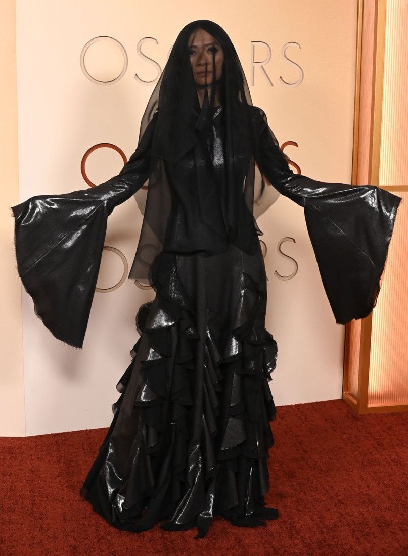 Kloi Džao uporedili sa zlom vešticom iz Oza, potpuno je razapeli u komentarima (FOTO)