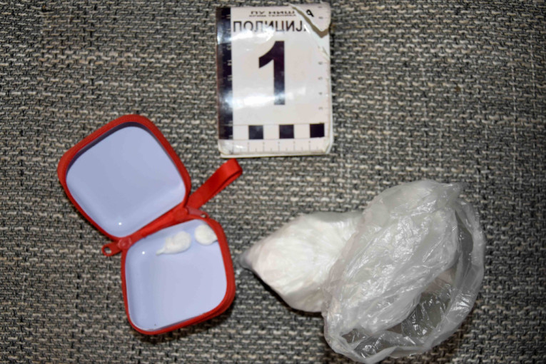 U "renou" pola kilograma marihuane: Policija uhapsila Beograđanina na parkingu (FOTO)