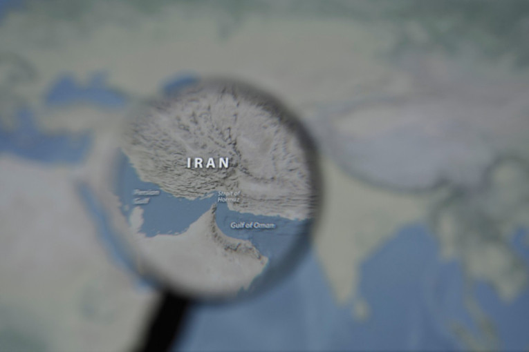 Tramp tvrdi: U toku intenzivni pregovori sa Iranom! Teheran demantuje kontakte, napadi na čekanju