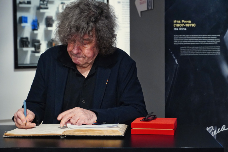 Čuvenom irskom glumcu Stivenu Reju uručen Zlatni pečat Jugoslovenske kinoteke: Jedan detalj ga je fascinirao (FOTO)