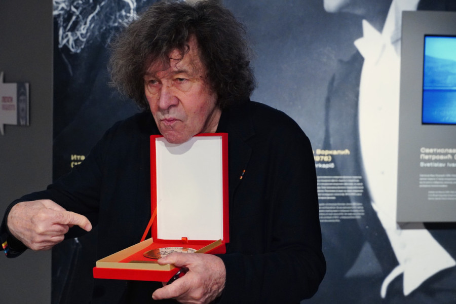 Čuvenom irskom glumcu Stivenu Reju uručen Zlatni pečat Jugoslovenske kinoteke: Jedan detalj ga je fascinirao (FOTO)