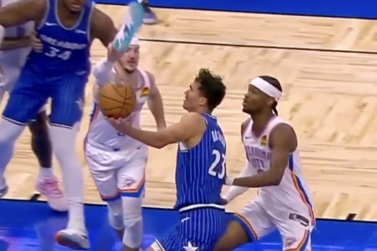 Topićev saigrač izveo najbizarniji potez sezone! Ostao bez patike, pa njome lupio bananu rivalu! (VIDEO)