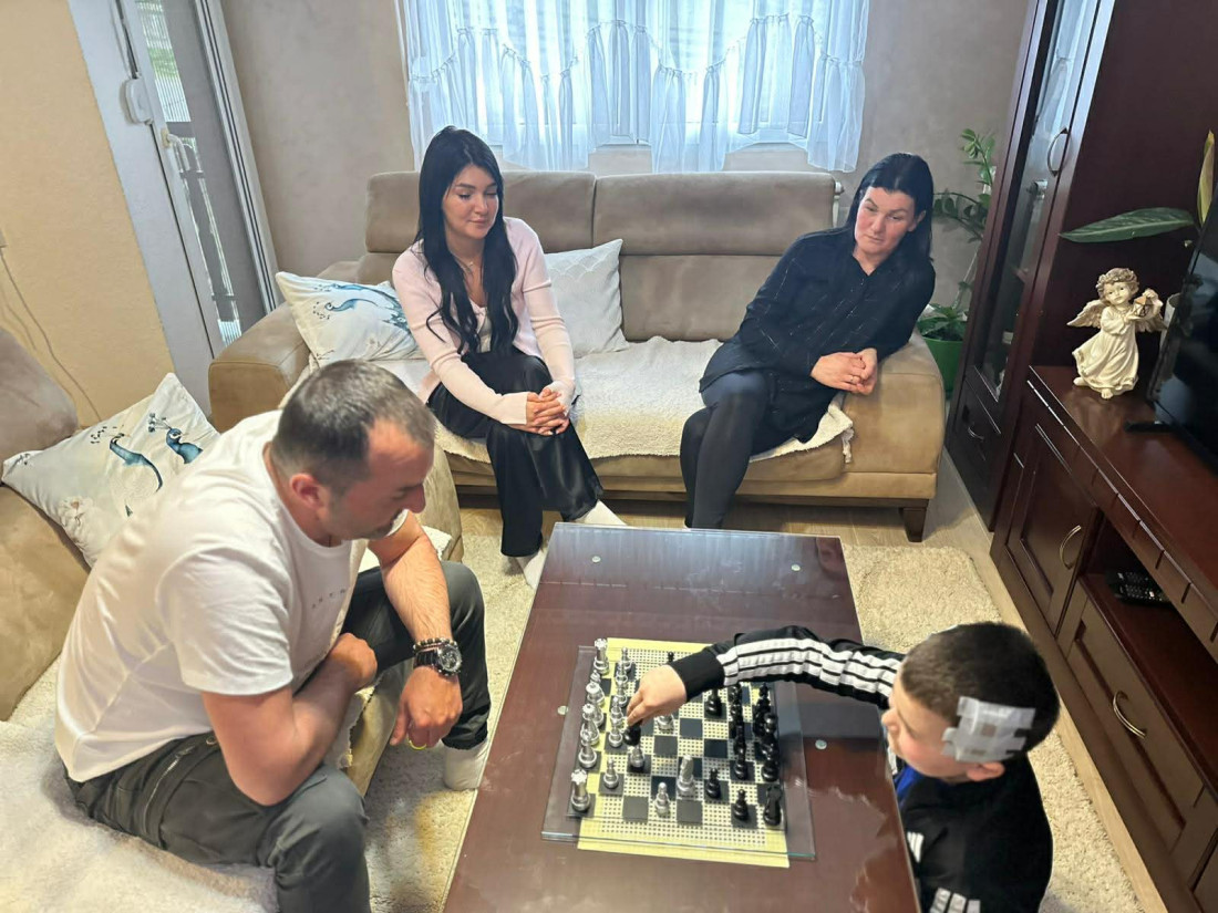 "To mi je bio najbolji dan u životu": Andrija tri dana nakon posete predsednika ne skida osmeh s lica, dobio i obećani šah (FOTO)