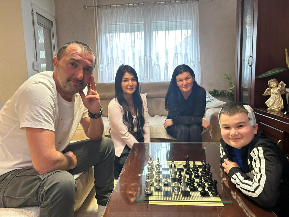 "To mi je bio najbolji dan u životu": Andrija tri dana nakon posete predsednika ne skida osmeh s lica, dobio i obećani šah (FOTO)