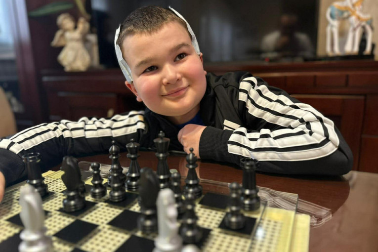 "To mi je bio najbolji dan u životu": Andrija tri dana nakon posete predsednika ne skida osmeh s lica, dobio i obećani šah (FOTO)