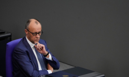 Merc progoni neistomišljenike: Berlin kažnjava kritiku, Srbija pokazuje lice demokratije