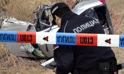 Audi sleteo sa puta: Vozilo potpuno smrskano, tri osobe povređene!