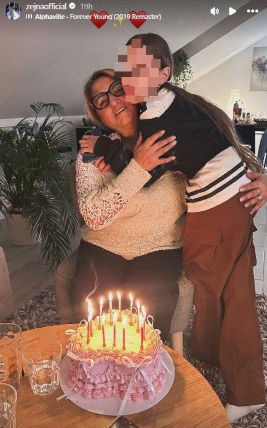 Veliko slavlje u Zejninoj porodici! Pevačicina majka ne skida osmeh sa lica (FOTO)