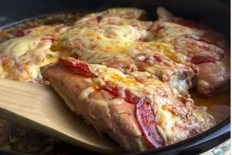 Recept dana: Piletina Kijev je sočna iznutra, a hrskava spolja, sa aromatičnim maslacem i biljem