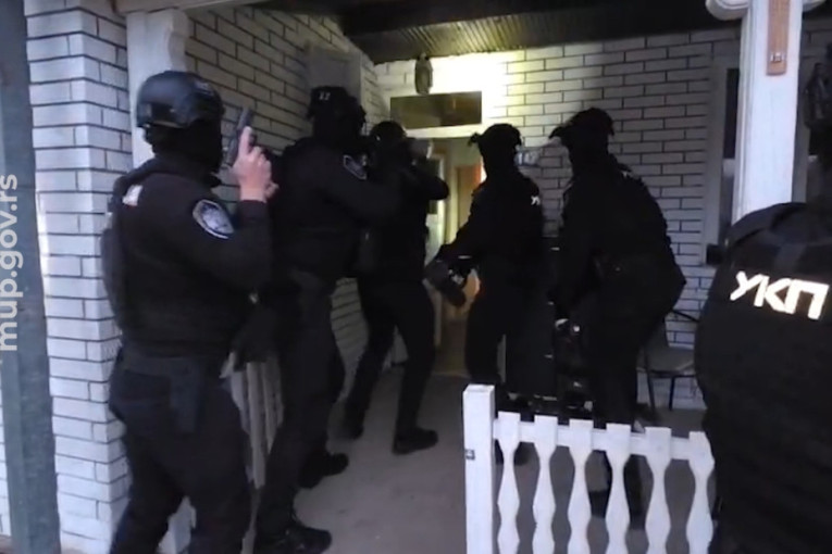 Razbijena organizovana kriminalna grupa: Uhapšene dve osobe zbog teškog ubistva i droge (FOTO)